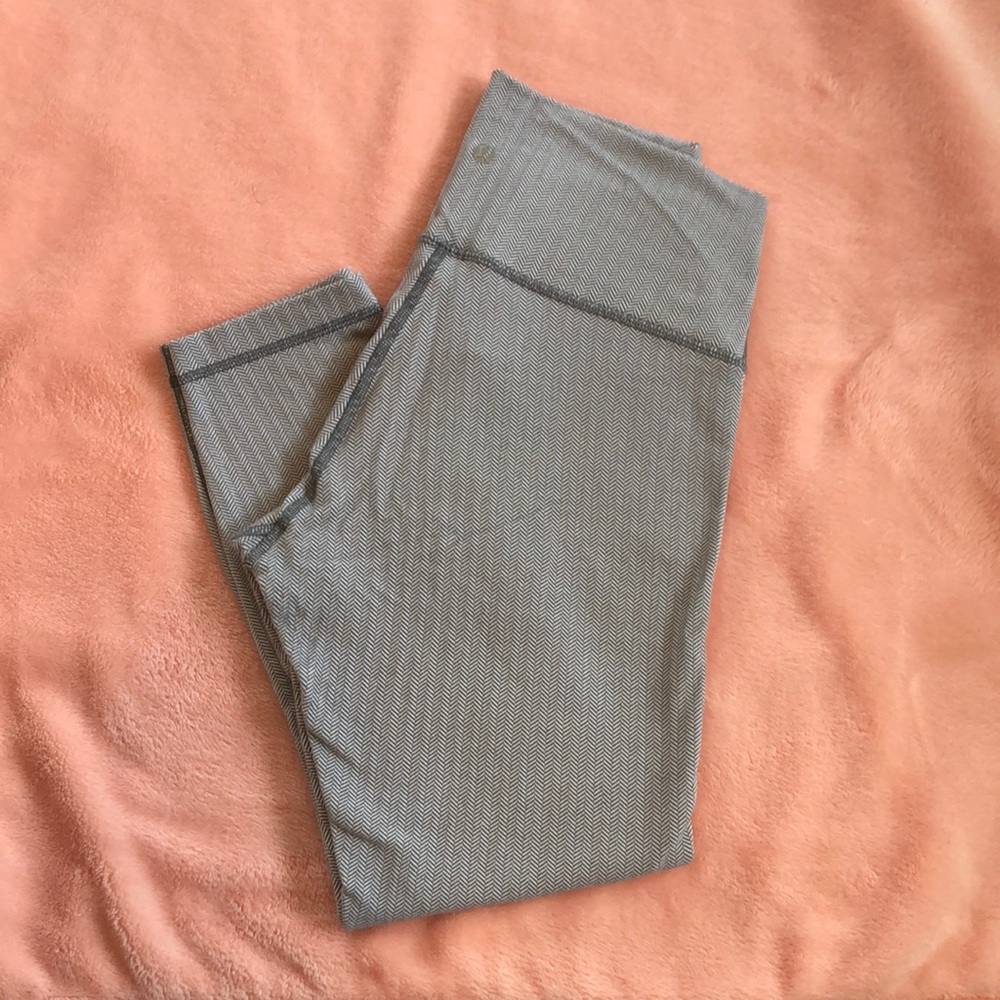Lululemon crop legging.